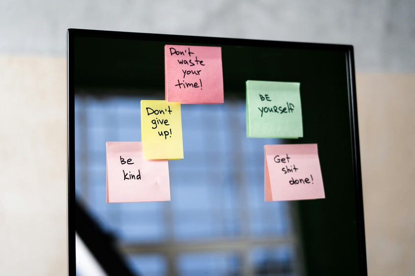 écran d'ordinateur avec des post-it motivants